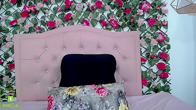 LucyCute_1 live room snapshot on Stripchat
