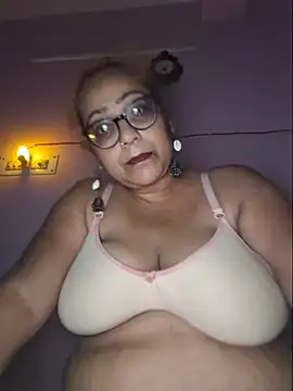 MISTI_KOLK live room snapshot on Stripchat