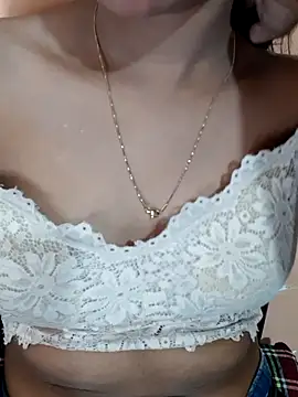 Mahi677 live room snapshot on Stripchat
