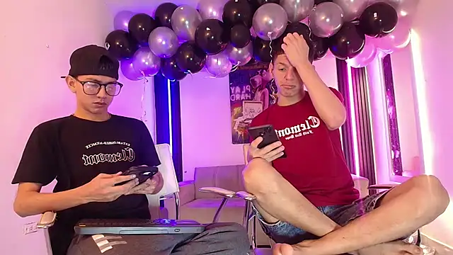 Marcus_and_Tony captura da sala ao vivo na Stripchat