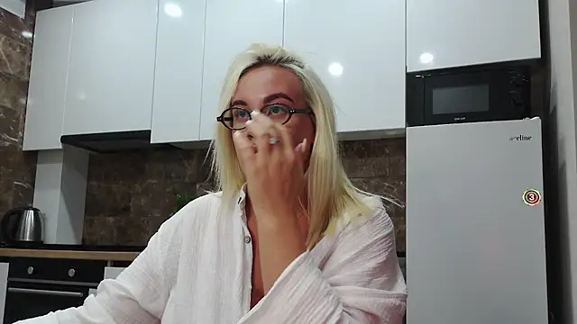 MariaTravel live room snapshot on Stripchat
