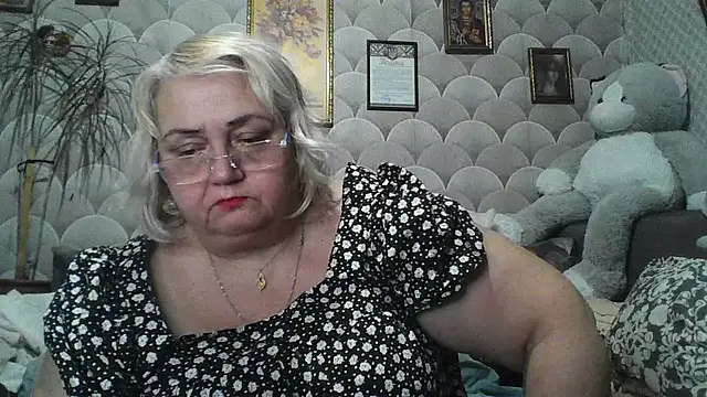 MarinaFarina53 live room snapshot on Stripchat