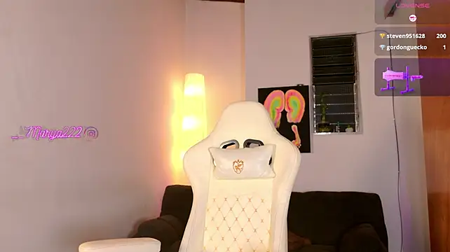 Maryybellax live room snapshot on Stripchat