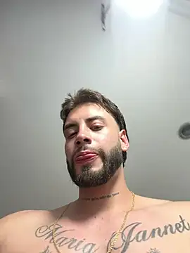 MattDevon live room snapshot on Stripchat