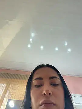 Mavi_pink live room snapshot on Stripchat