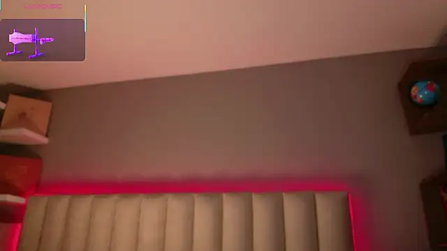 Megan_mooree_ live room snapshot on Stripchat