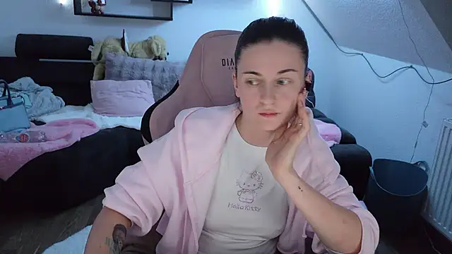 Melly4You снимок онлайн-комнаты на Stripchat