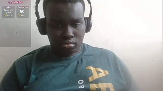 Mensaadomoffical live room snapshot on Stripchat
