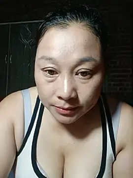Mi-love3 live room snapshot on Stripchat