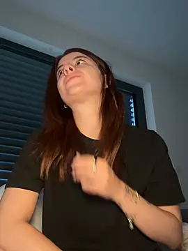 Mia-Rey live room snapshot on Stripchat