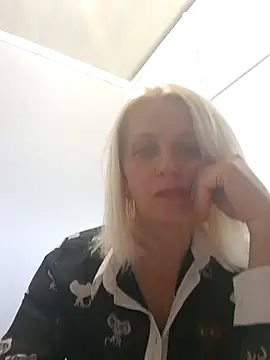 MiaLove183 captura de la sala en vivo en Stripchat