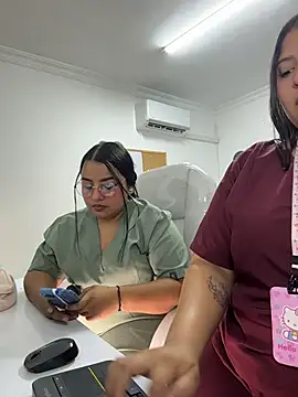 Mia_roussee_ live room snapshot on Stripchat