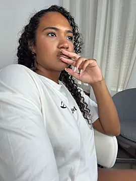MilaTeenX Momentaufnahme des Live-Raums auf Stripchat