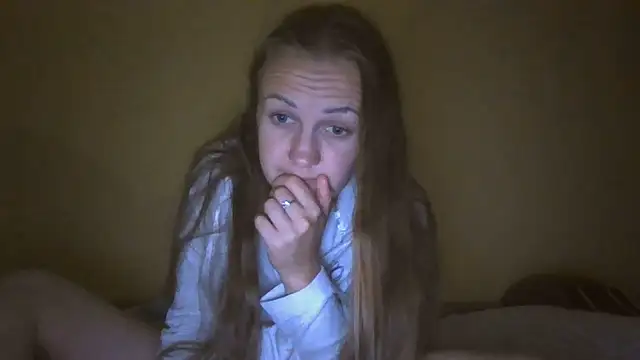 Milaniya261 momentopname van live room op Stripchat