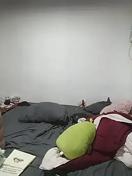Milfvalesk live room snapshot on Stripchat