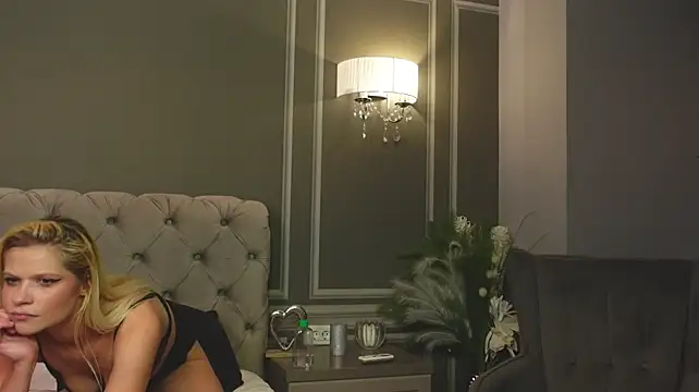 MillaRowe live room snapshot on Stripchat