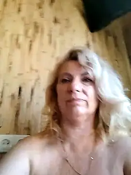 Milla_kis live room snapshot on Stripchat