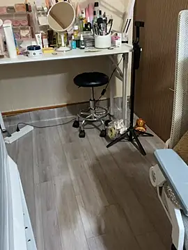Mina048 Momentaufnahme des Live-Raums auf Stripchat