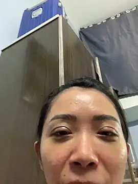 Minee1202 live room snapshot on Stripchat