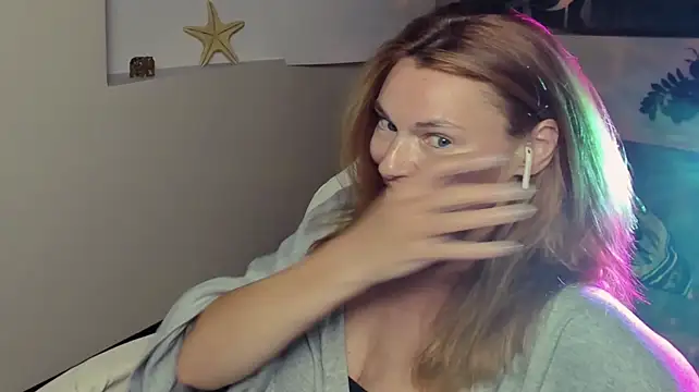 MistyBarnes live room snapshot on Stripchat