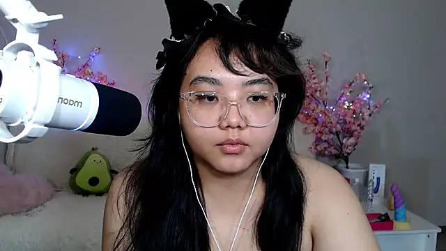 Moertomlly live room snapshot on Stripchat