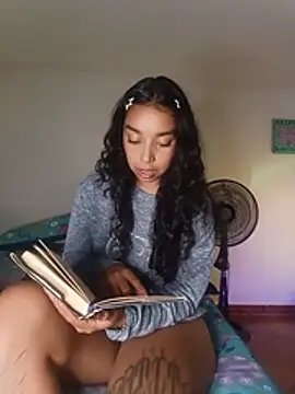 Molly00_ live room snapshot on Stripchat