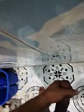 Mondyh11 live room snapshot on Stripchat