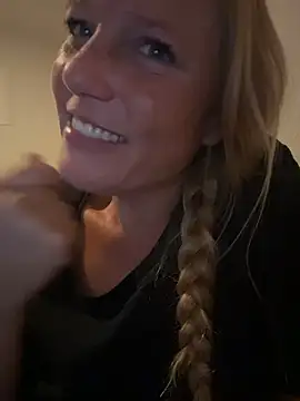 MoniqueLaFee live room snapshot on Stripchat