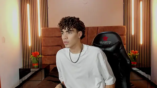 MonyelBrentt live room snapshot on Stripchat