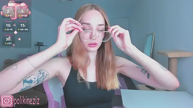 MoonDust live room snapshot on Stripchat