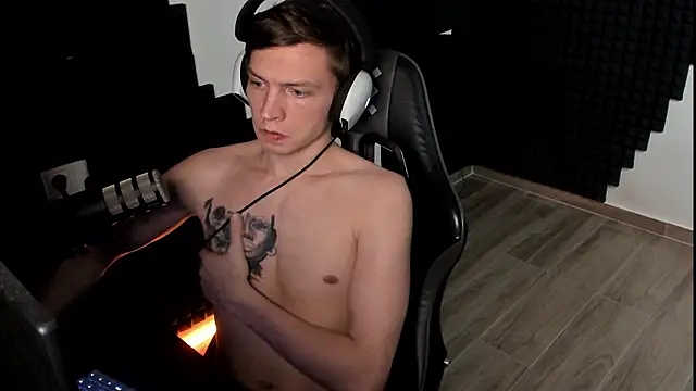 More_than_friend live room snapshot on Stripchat