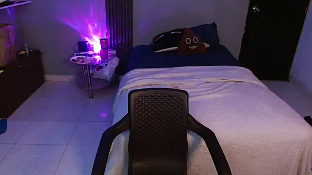 Mr_yisuzz live room snapshot on Stripchat