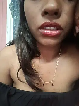 MysticDiya live room snapshot on Stripchat