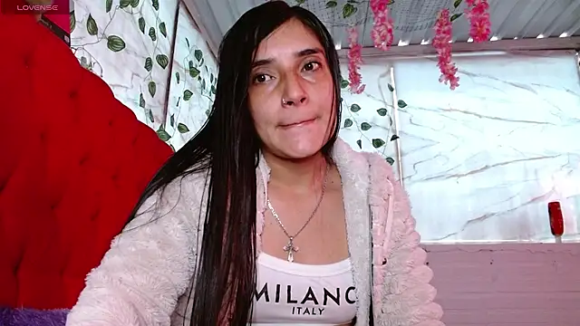 Nanda_Mendoza live room snapshot on Stripchat