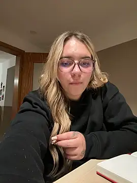Naomi-Klein live room snapshot on Stripchat