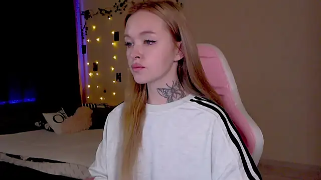 Naughty_Mable momentopname van live room op Stripchat