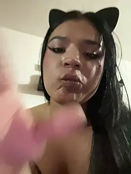 Neferu_pardo live room snapshot on Stripchat