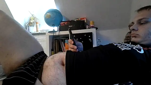 Nicolasjlhkjzl live room snapshot on Stripchat