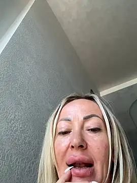 Nolly_moniika__ Momentaufnahme des Live-Raums auf Stripchat