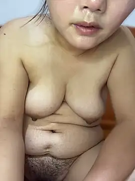 Nuomi6 live room snapshot on Stripchat