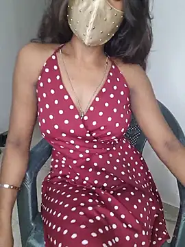 Omi_5 live room snapshot on Stripchat