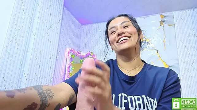 PEACHY_TAY captura da sala ao vivo na Stripchat