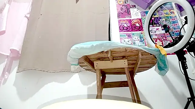 PetiteIvoryQueen19 captura da sala ao vivo na Stripchat