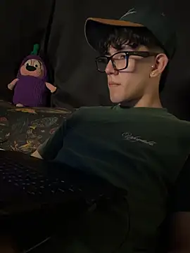 Poison_Boys live room snapshot on Stripchat