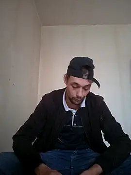 Pourtoi1m8 captura de la sala en vivo en Stripchat
