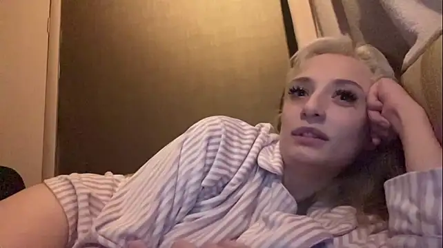 PriscillaOstlie Momentaufnahme des Live-Raums auf Stripchat