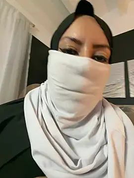 Qamar_Khalifa live room snapshot on Stripchat
