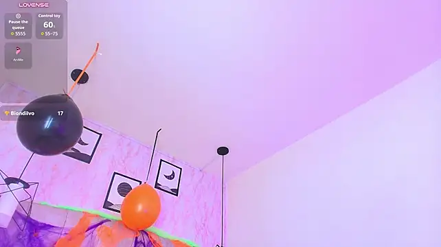 Raichell_ Momentaufnahme des Live-Raums auf Stripchat
