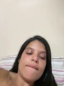Raissa012 live room snapshot on Stripchat