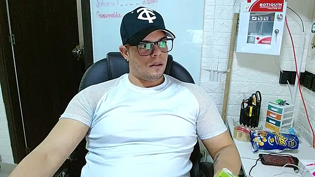 Realjoel01 live room snapshot on Stripchat